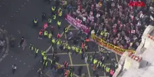 Londra, antifascisti protestano contro la marcia di estrema destra di Tommy Robinson