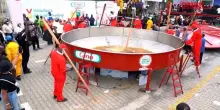 Nigeria, chef Baci cucina la più grande pentola di riso del mondo