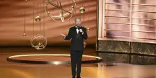 Emmy Awards 2025, trionfano serie ‘The Studio’, ‘Adolescence’ e ‘The Pitt’: ecco tutti i premi assegnati
