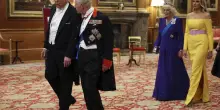 Trump a Londra, la cena di gala a Windsor e i look di Melania e della principessa Kate: le foto