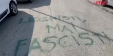 A Pontida appare scritta "Leghisti mai fascisti"