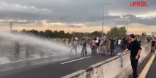 Sciopero per Gaza: a Bologna manifestanti in tangenziale, polizia usa idranti e lacrimogeni