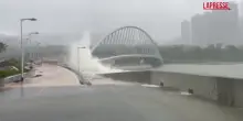Hong Kong, super tifone Ragasa si abbatte sul lungomare: le immagini impressionanti