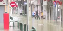 Macao, le strade invase dallacqua per il tifone Ragasa: le immagini