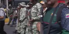 Venezuela, le milizie civili armate sfilano per le strade di Caracas contro gli Usa: le immagini