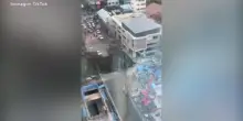 Thailandia, voragine si apre in una strada a Bangkok: il momento del crollo