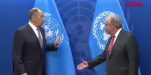 Onu, Lavrov vede Guterres. Siparietto sulla bandiera: “Non è quella russa…”