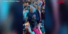 Tajani balla e canta sulle note di Lucio Battisti