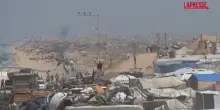 Gaza, fumo delle esplosioni nella tendopoli di Wadi Gaza