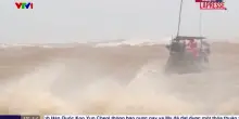 Vietnam, evacuate migliaia di persone a causa del tifone Bualoi: le immagini