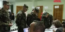 Moldavia, si vota per il nuovo parlamento: le immagini dei militari ai seggi