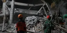Indonesia, crolla una scuola in provincia di Giava: 3 morti e 38 dispersi. Si scava tra le macerie