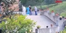 Benevento, uccide la moglie con una pietra e fugge: le immagini della scientifica
