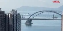 Hong Kong: due navi della marina cinese attraversano liconico Victoria Harbour
