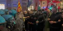Flotilla, migliaia di attivisti a Roma in piazza Barberini: le immagini della protesta