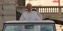 Papa Leone XIV incontra e benedice dei bambini in Piazza San Pietro