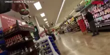 Arizona, orso bruno corre tra gli scaffali di un supermercato