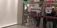 Flotilla, pro Pal entrano in stazione centrale a Napoli: le immagini della protesta