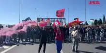 Sciopero generale, a Roma il corteo blocca la tangenziale in direzione autostrada: le immagini