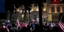Georgia, proteste a Tbilisi: dimostranti tentano irruzione in palazzo presidenziale
