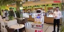 Albania, la cameriera robot Melisa affascina i clienti del Café Cialda