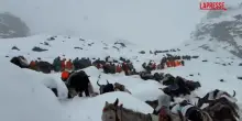 Tempesta di neve sullEverest: centinaia di escursionisti intrappolati a oltre 4.900 metri