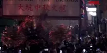 Hong Kong, dragone illuminato di quasi 70 metri attraversa la città