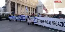7 ottobre, comunità ebraica in presidio a Milano: “Bloccare il gemellaggio con Tel Aviv è antisemitismo”