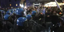 7 ottobre, scontri a Bologna al corteo non autorizzato: cariche della polizia e idranti sui manifestanti