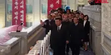 Nord Corea, Kim Jong Un alla parata militare svela un nuovo missile a lungo raggio