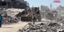 Gaza, i bulldozer rimuovono le macerie mentre i palestinesi tornano in città