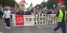 Oslo, migliaia di manifestanti pro Pal contro la partita Norvegia-Israele: le immagini