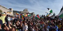 Perugia-Assisi 2025, in migliaia alla marcia per la pace. Schlein: “Straordinaria mobilitazione”