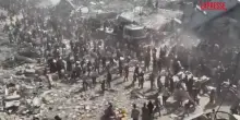 Gaza, camion carichi di aiuti umanitari presi dassalto tra le macerie di Khan Yunis
