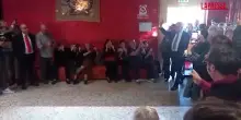 Toscana, Giani vince le regionali: larrivo in sala stampa con Elly Schlein