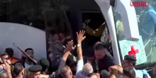 Gaza, i prigionieri palestinesi rilasciati arrivano in Cisgiordania: labbraccio con i familiari