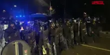 Italia-Israele, scontri tra polizia e manifestanti: gli idranti delle forze dellordine