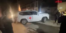 Gaza, i corpi di 4 ostaggi consegnati da Hamas sui mezzi della Croce Rossa