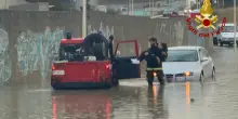 Maltempo, allagamenti a Porto Torres: mamma e figlia intrappolate in auto, salvate dai pompieri