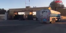 Gaza, camion carichi di aiuti attraversano il valico di Rafah sul lato egiziano