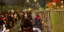 Perù, in piazza migliaia di persone contro il governo: scontri e violenze a Lima