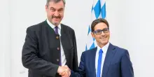 Pier Silvio Berlusconi firma accordo MFE–MediaForEurope con Stato Baviera