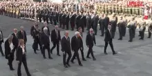 Strage casolare, lacrime e commozione ai funerali dei carabinieri: Mattarella abbraccia i familiari