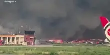 Bangladesh, enorme incendio allaeroporto di Dhaka: fiamme e fumo nel terminal merci