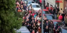 Milano, in centinaia alla fiaccolata in memoria di Pamela Genini