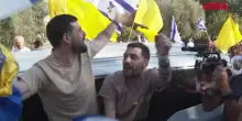 Israele, bagno di folla per i due gemelli liberati dopo le dimissioni dallospedale