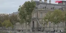 Furto al Louvre, la polizia presidia il museo