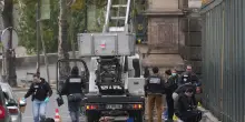 Parigi, furto da film al Louvre: in 7 minuti rubati i gioielli di Napoleone