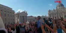 Papa Leone XIV, saluto in papamobile ai fedeli dopo la canonizzazione di 7 nuovi santi