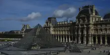 Rapina al Louvre a Parigi, rubati gioielli di Napoleone: chiuso il museo